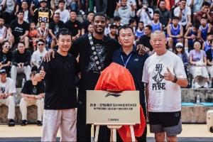 巴特勒开启中国行!为四川凉山捐赠篮球场 体验彝族非遗漆器文化