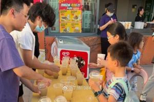 博主:上海海港在上汽浦东足球场客队区为大连球迷免费提供绿豆汤