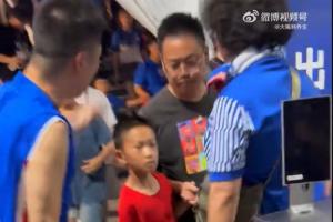 赛后围堵穿武磊球衣小球迷!警方通报:3人因寻衅滋事被行政拘留